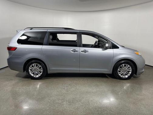 Silver Sky Metallic 2016 Toyota Sienna XLE