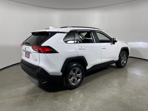 Ice Cap 2024 Toyota RAV4 XLE