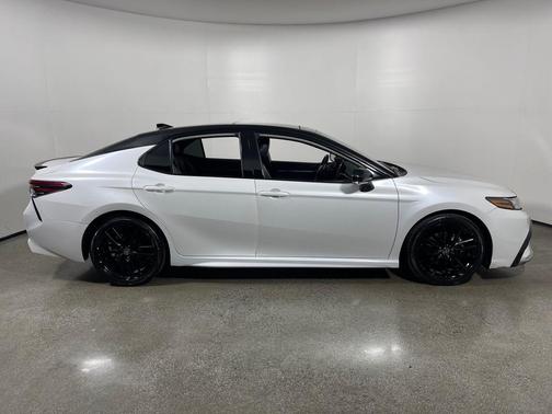 Wind Chill Pearl/Midnight Black Metallic 2024 Toyota Camry XSE