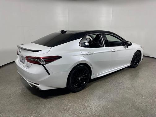 Wind Chill Pearl/Midnight Black Metallic 2024 Toyota Camry XSE