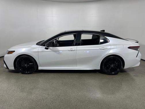Wind Chill Pearl/Midnight Black Metallic 2024 Toyota Camry XSE