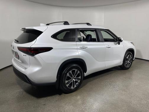 Wind Chill Pearl 2026 Toyota Highlander Hybrid XLE