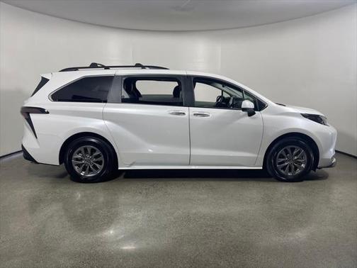 2024 Toyota Sienna XLE 8 Passenger