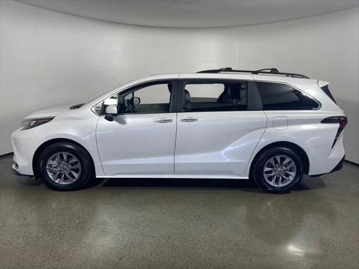 2024 Toyota Sienna XLE 8 Passenger
