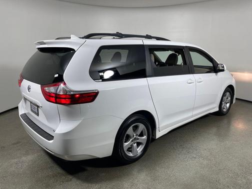 2018 Toyota Sienna LE