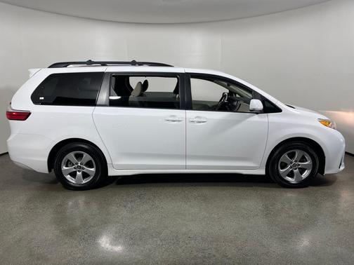 2018 Toyota Sienna LE