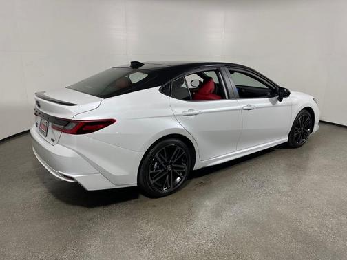 Wind Chill Pearl w/Midnight Black Metallic Roof 2026 Toyota Camry XSE