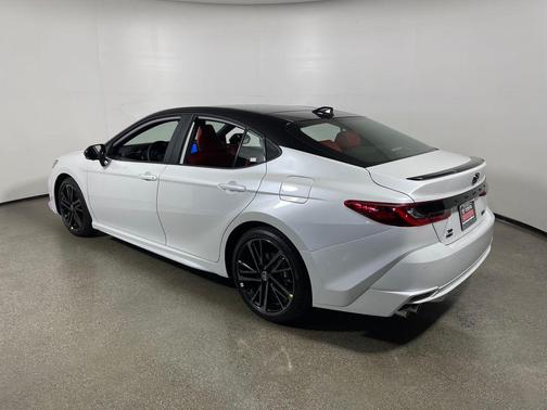 Wind Chill Pearl w/Midnight Black Metallic Roof 2026 Toyota Camry XSE
