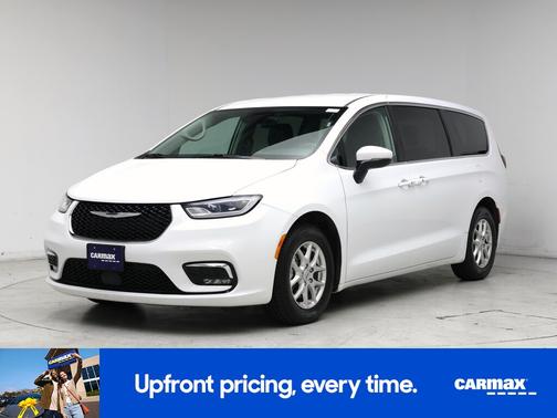 White 2023 Chrysler Pacifica Touring L