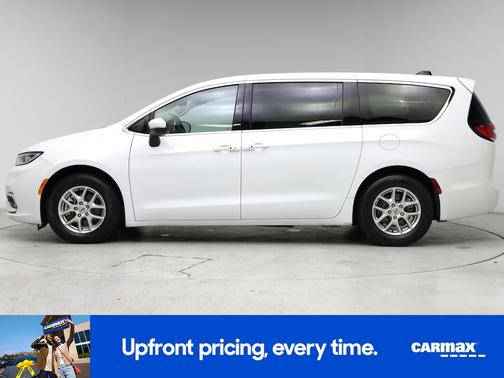 White 2023 Chrysler Pacifica Touring L