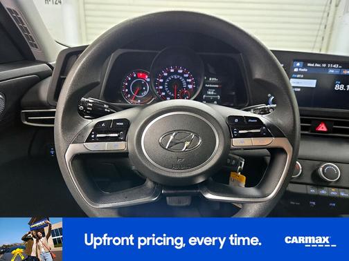 2022 Hyundai ELANTRA SE