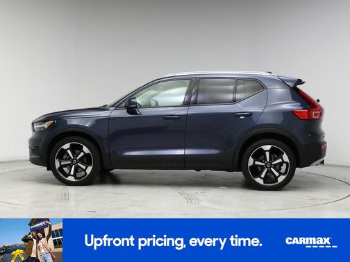 Blue 2022 Volvo XC40 T5 Momentum