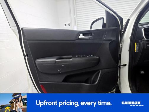 White 2022 Kia Sportage LX