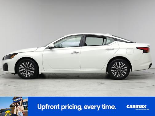 White 2023 Nissan Altima SV