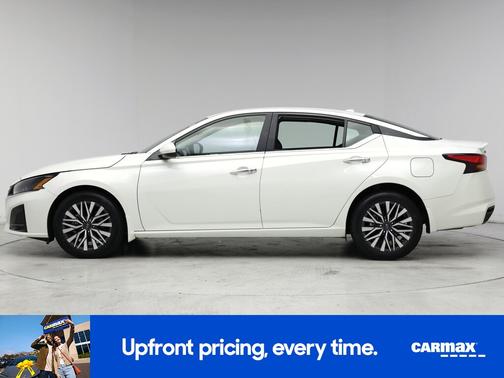 White 2023 Nissan Altima SV