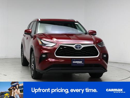 Red 2022 Toyota Highlander Hybrid XLE