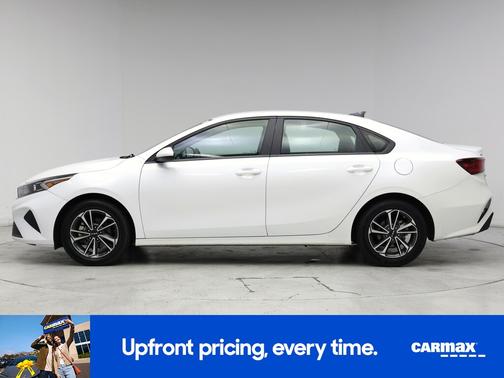 White 2024 Kia Forte LXS