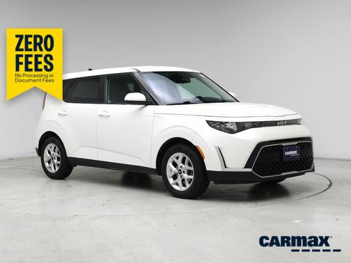 White 2023 Kia Soul LX