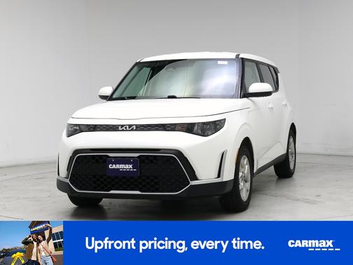 White 2023 Kia Soul LX
