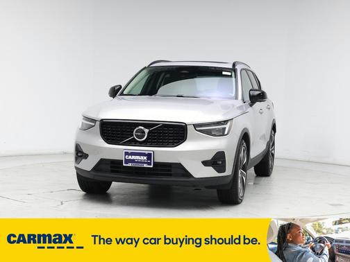 2023 Volvo XC40 B5 Ultimate Dark Theme