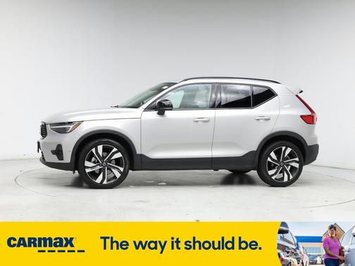 2023 Volvo XC40 B5 Ultimate Dark Theme