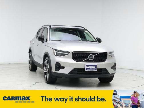 2023 Volvo XC40 B5 Ultimate Dark Theme