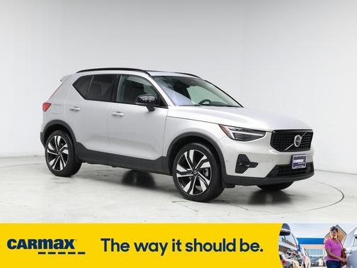 2023 Volvo XC40 B5 Ultimate Dark Theme