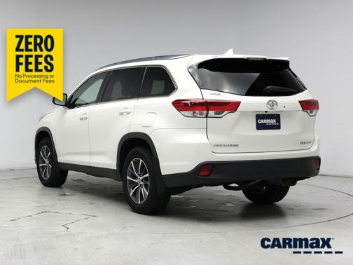 White 2019 Toyota Highlander XLE