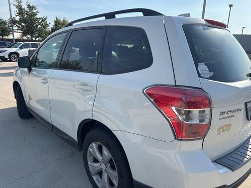 Crystal White Pearl 2016 Subaru Forester 2.5i Premium