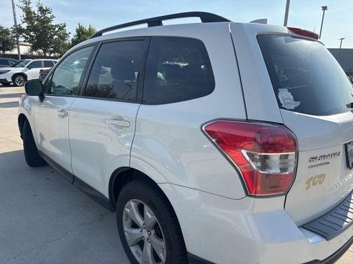 Crystal White Pearl 2016 Subaru Forester 2.5i Premium