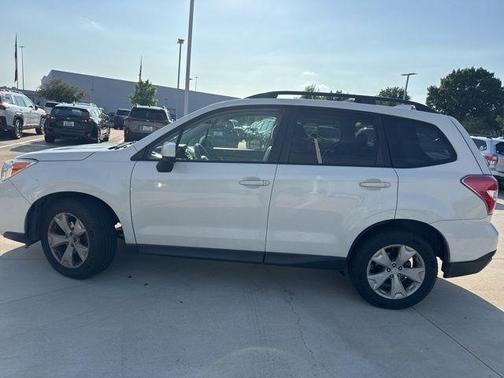 Crystal White Pearl 2016 Subaru Forester 2.5i Premium