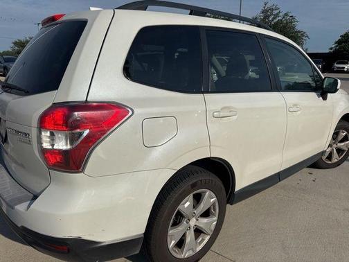 Crystal White Pearl 2016 Subaru Forester 2.5i Premium