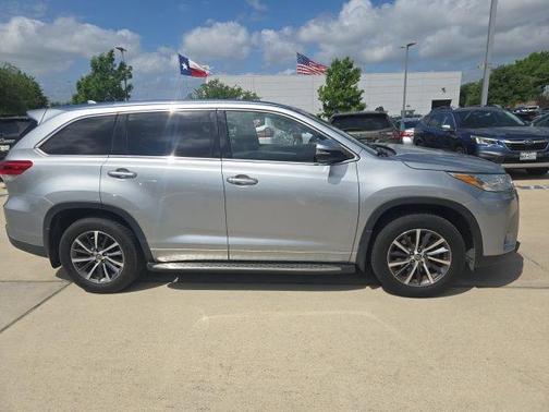 Celestial Silver Metallic 2017 Toyota Highlander XLE