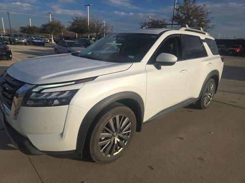 2025 Nissan Pathfinder SL