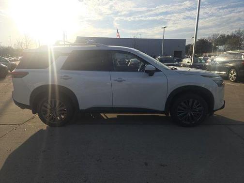 2025 Nissan Pathfinder SL