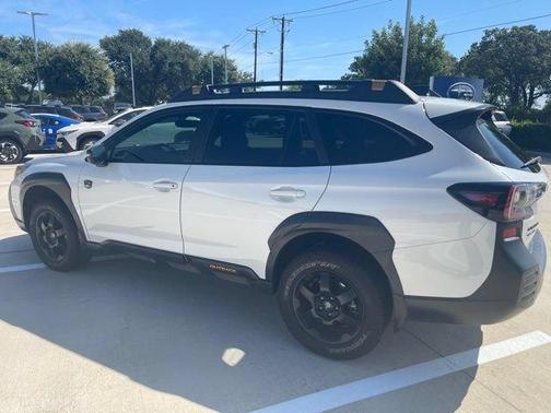 Crystal White Pearl 2022 Subaru Outback Wilderness