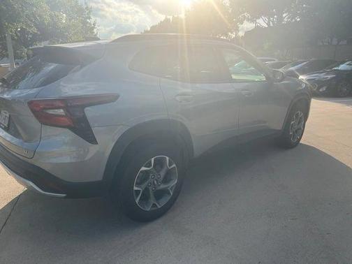 Sterling Gray Metallic 2024 Chevrolet Trax LT