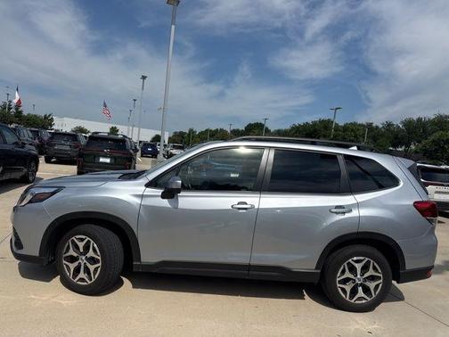Ice Silver Metallic 2023 Subaru Forester Premium