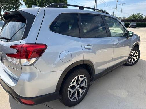 Ice Silver Metallic 2023 Subaru Forester Premium
