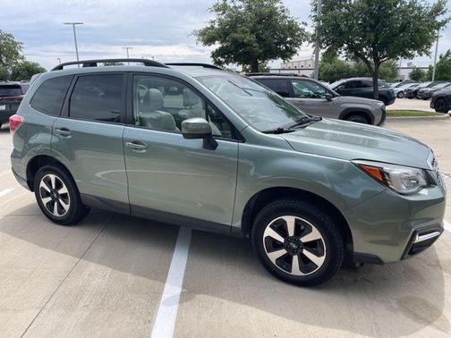 Jasmine Green Metallic 2018 Subaru Forester 2.5i Premium