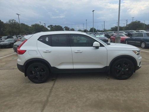 2021 Volvo XC40 T5 Momentum
