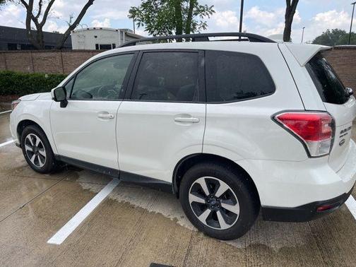 Crystal White Pearl 2017 Subaru Forester 2.5i Premium