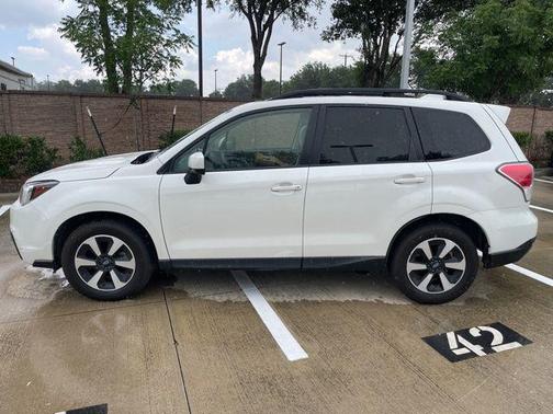 Crystal White Pearl 2017 Subaru Forester 2.5i Premium