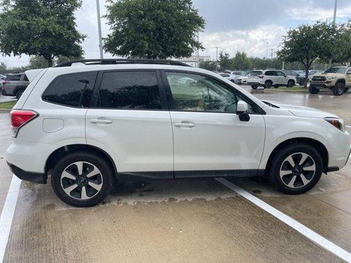 Crystal White Pearl 2017 Subaru Forester 2.5i Premium