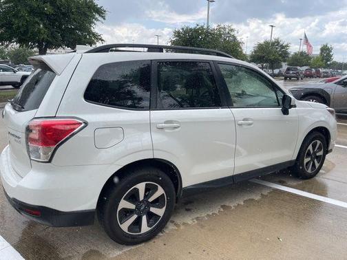 Crystal White Pearl 2017 Subaru Forester 2.5i Premium