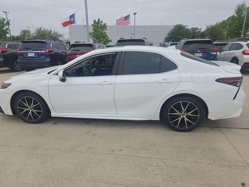 White 2022 Toyota Camry SE