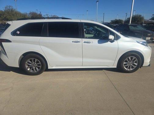 2022 Toyota Sienna XLE