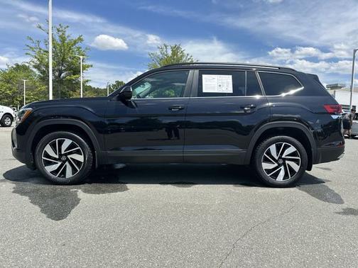 Deep Black Pearl Effect 2024 Volkswagen Atlas 2.0T SE
