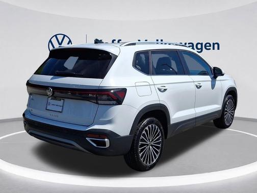 Pure White 2025 Volkswagen Taos 1.5T SE