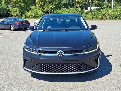 Deep Black Pearl Effect 2025 Volkswagen Jetta 1.5T SE